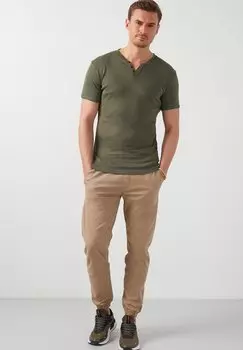 Базовая футболка V-Neck Buratti, хаки