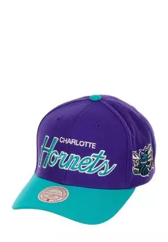 Бейсболка CHARLOTTE HORNETS NBA TEAM SCRIPTVERSTELLBARE GEBOGENE SNAPBACK Mitchell & Ness, цвет lila