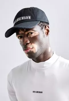 Бейсболка DISTRESSED PRINT LOGO SIGNATURE UNISEX Han Kjbenhavn, цвет black