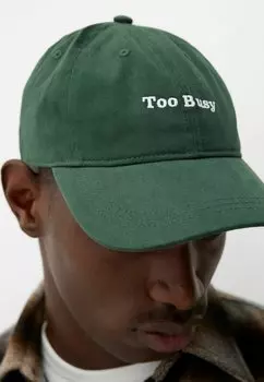 Бейсболка EMBROIDERED Bershka, темно-зеленый