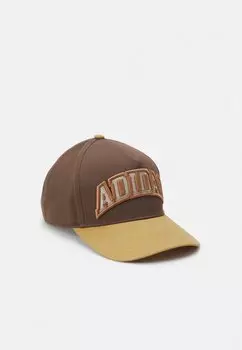 Бейсболка VARSITY UNISEX adidas Originals, цвет earth strata