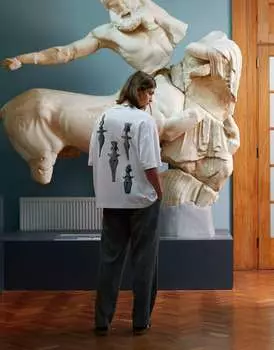 Белая футболка большого размера TOPMAN X ASHMOLEAN с принтом «Женские фигуры»