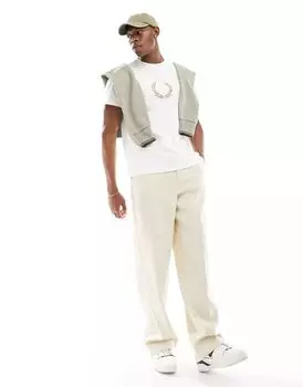 Белая футболка Fred Perry с флокированным логотипом в виде лаврового венка