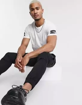 Белая футболка Jack & Jones с изогнутым краем и полосатыми рукавами