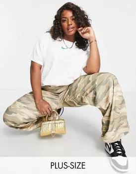 Белая футболка с цветочным принтом и галочкой Nike Plus