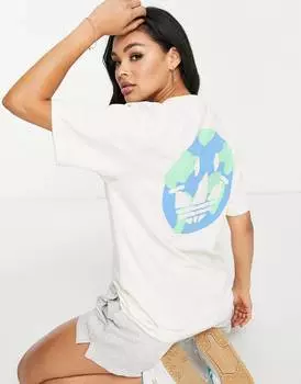 Белая футболка с графическим принтом на спине adidas Originals