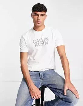 Белая футболка с искаженным логотипом Calvin Klein