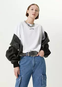 Белая футболка с круглым вырезом и логотипом Academia