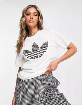 Белая футболка с крупным трилистником и принтом в мелкую клетку adidas Originals