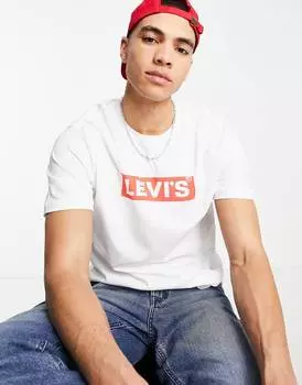 Белая футболка с небольшим логотипом Levi's на груди