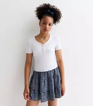 Белая футболка с пуговицами в рубчик для девочек спереди New Look, белый