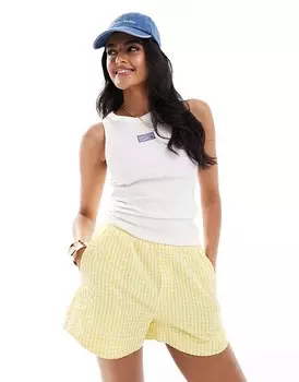 Белая майка в рубчик с нашивкой Stradivarius