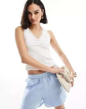 Белая майка в рубчик с V-образным вырезом и розами ASOS DESIGN