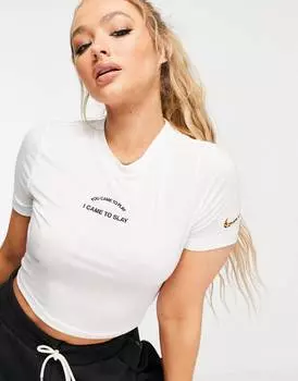Белая облегающая укороченная футболка Nike Essential с принтом slay