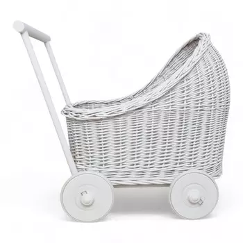 Белая плетеная кукольная коляска с белыми колесами. WikliBOX
