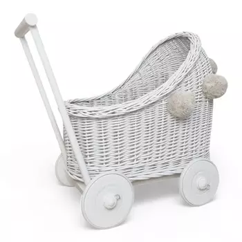 Белая плетеная кукольная коляска с помпонами на белых колесах. WikliBOX