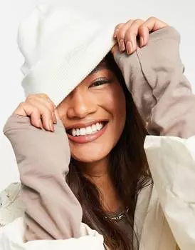 Белая шапка-бини в тон с крыльями летучей мыши Levi's