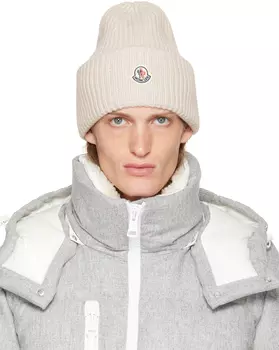 Белая шапка с закатанными полями Moncler