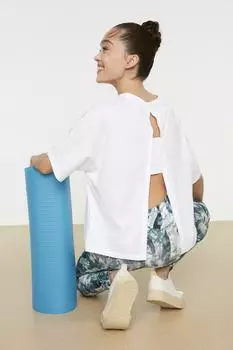 Белая спортивная футболка с глубоким вырезом Trendyol, экрю