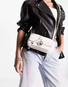 Белая сумка через плечо Love Moschino с подвеской в виде объемного сердца