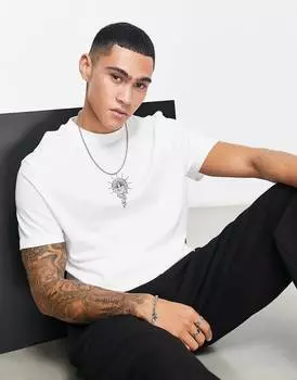 Белая удлиненная футболка с принтом в виде небесной змеи на груди ASOS DESIGN