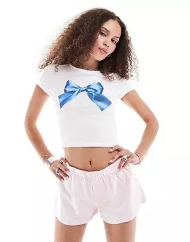 Белая укороченная детская футболка Monki с короткими рукавами и графическим принтом в виде синего банта