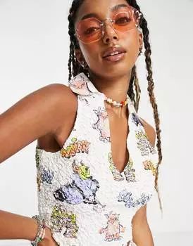 Белая укороченная фестивальная рубашка со сборками на спине и мультяшным принтом COLLUSION