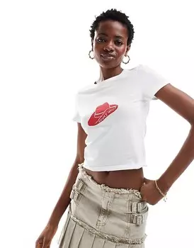 Белая укороченная футболка Monki с принтом в виде ковбойской шляпы спереди