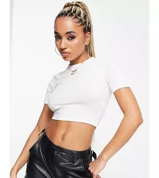 Белая укороченная футболка с мини-галочкой Nike Essential