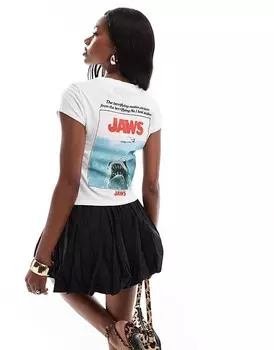 Белая укороченная футболка с выгоревшим рисунком и лицензионным принтом Jaws на спине ASOS DESIGN