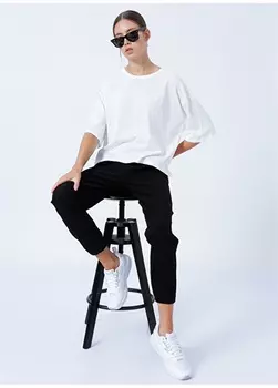 Белая женская футболка с круглым вырезом с принтом Black On Black