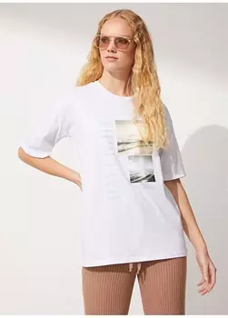 Белая женская футболка стандартного кроя с круглым вырезом и принтом People By Fabrika