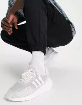 Бело-серые кроссовки adidas Originals Swift Run 22