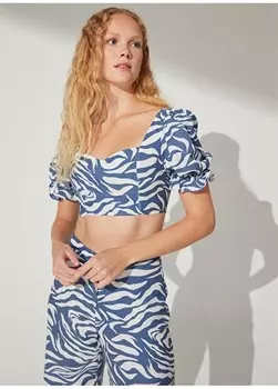 Бело-темно-синяя женская блузка с квадратным воротником и узором Fabrika