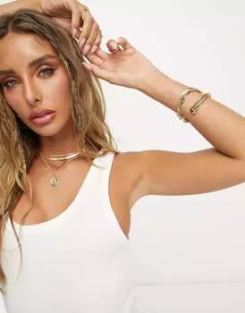 Белое мини-платье в рубчик с овальным вырезом и вырезом ASOS