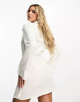 Белое платье мини из потертого льна с завязками по бокам