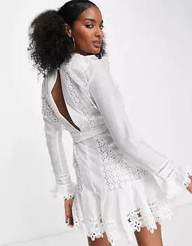 Белое платье мини с кружевной оборкой и поясом ASOS DESIGN