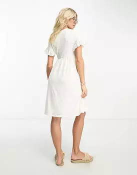 Белое платье мини с оборками на рукавах Mamalicious Maternity