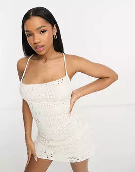 Белое платье мини с потертостями и лесенкой Pull&Bear