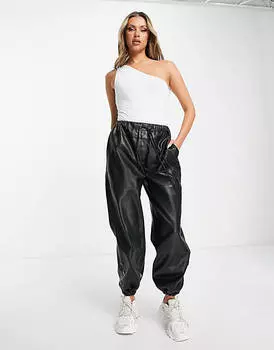 Белое трикотажное боди на одно плечо с потертостями