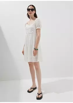 Белое женское короткое платье с вырезом в форме сердца NGSTYLE