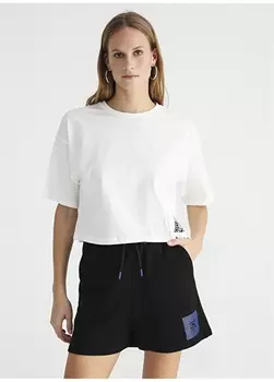 Белоснежная женская футболка с круглым вырезом и принтом Black On Black