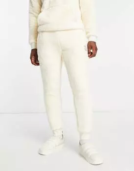 Белоснежные пушистые джоггеры adidas originals Essentials+