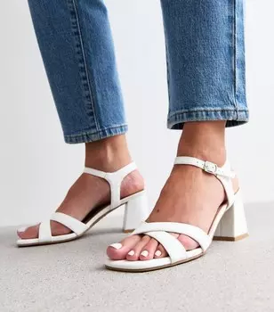 Белые босоножки на блочном каблуке с перекрестными ремешками New Look, белый