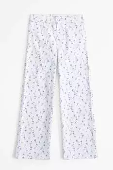 Белые джинсы с широкими штанинами и мелким цветочным принтом Abercrombie & Fitch, белый