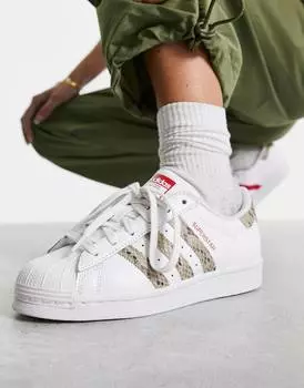 Белые кроссовки adidas Originals Superstar со змеиным принтом