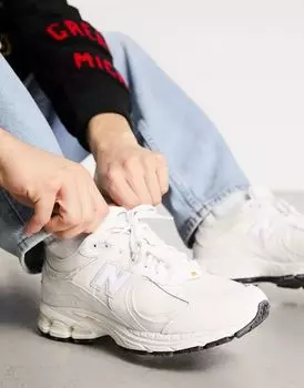 Белые кроссовки New Balance 2002