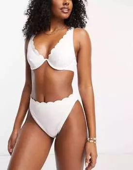 Белые плавки бикини с высоким вырезом и фестонами Hunkemoller