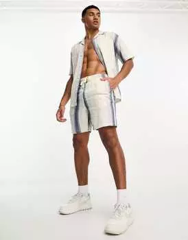 Белые шорты в полоску Pull&Bear