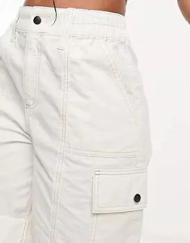 Белые удлиненные шорты карго с контрастной строчкой ASOS DESIGN